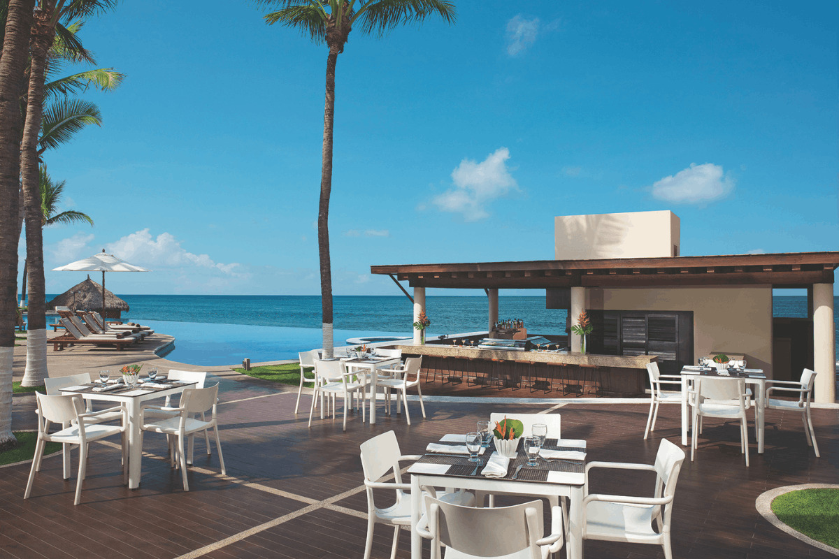 Restaurante Oasis en Krystal Grand Nuevo Vallarta frente al mar.